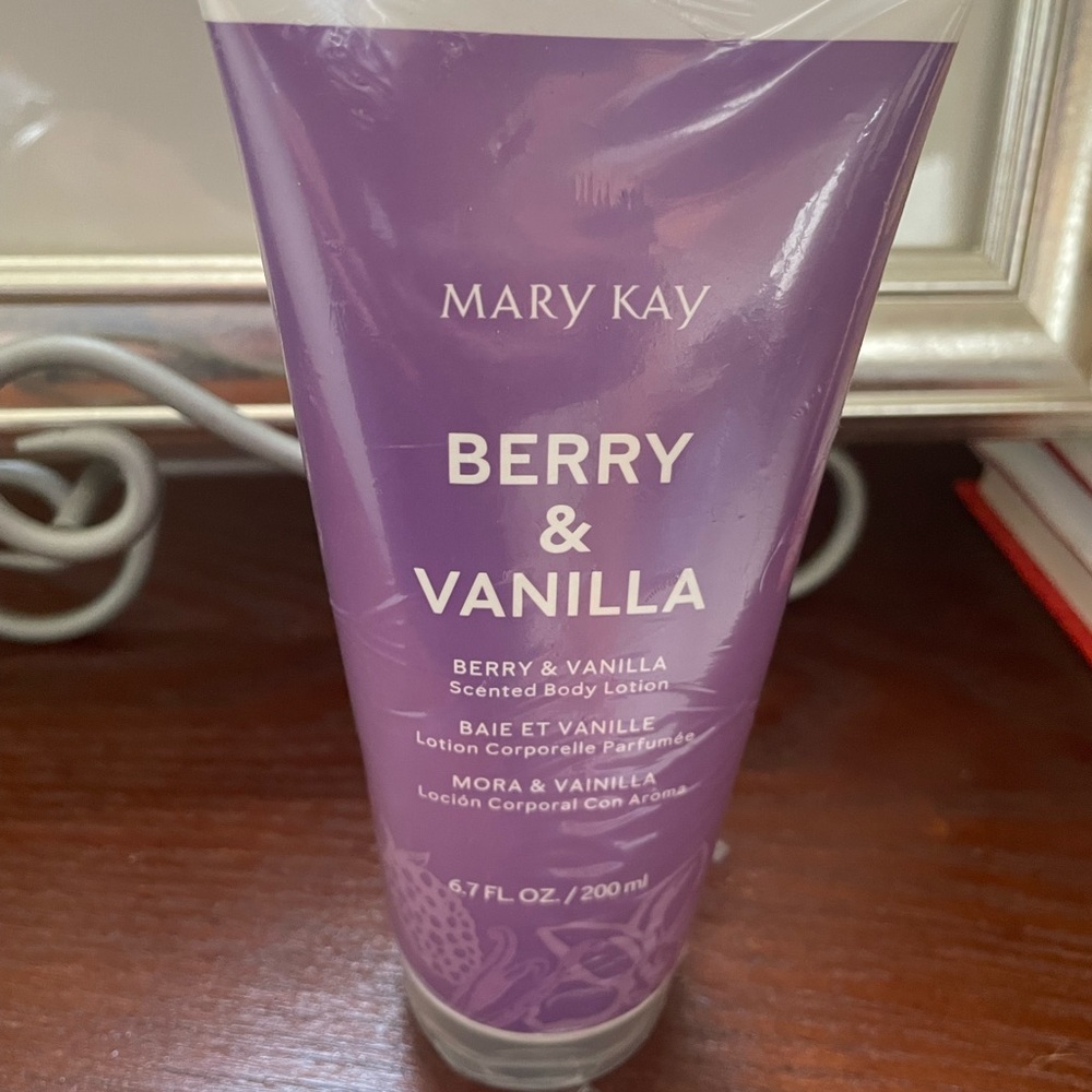 NIP-Mary Kay Berry & Vanilla Scented Body Lotion - Purple